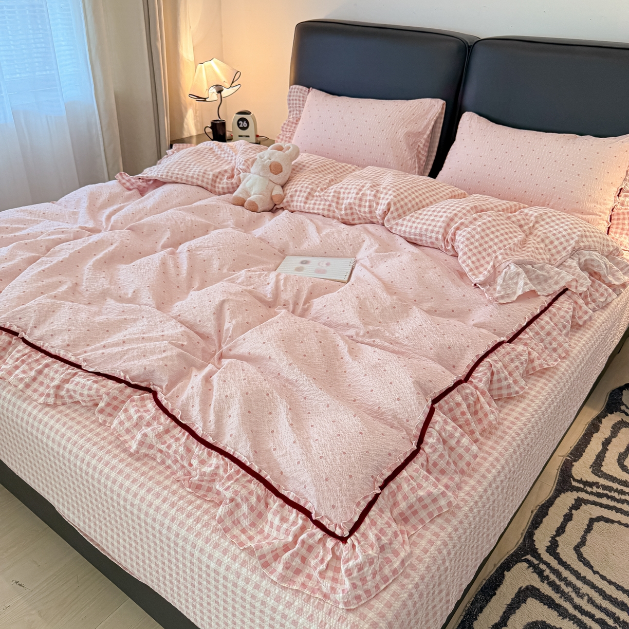 91家纺网 家纺一手货源 找家纺 子钦家纺 2026春夏新款提花泡芙棉立体双层花边简约韩系风床单床笠四件套-安妮 安妮-粉小格