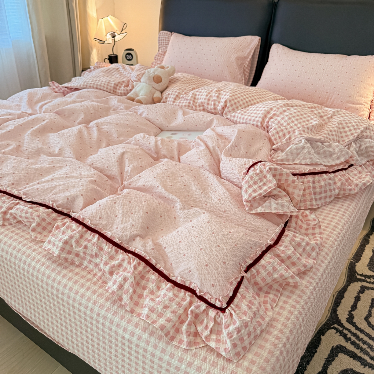 91家纺网 家纺一手货源 找家纺 子钦家纺 2026春夏新款提花泡芙棉立体双层花边简约韩系风床单床笠四件套-安妮 安妮-粉小格