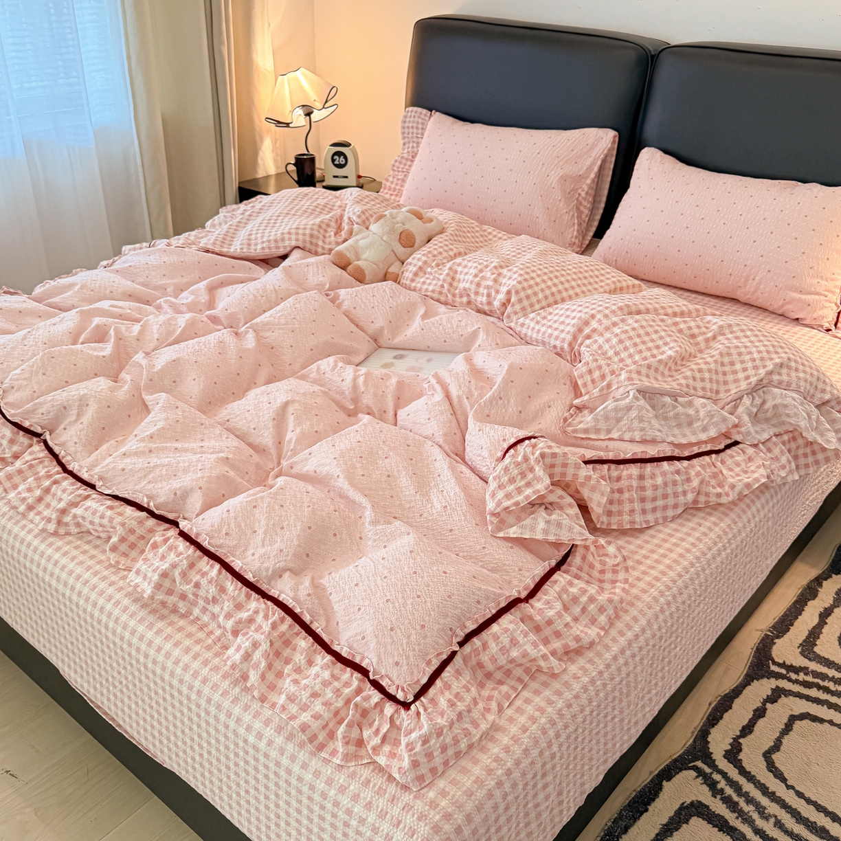 91家纺网 家纺一手货源 找家纺 子钦家纺 2026春夏新款提花泡芙棉立体双层花边简约韩系风床单床笠四件套-安妮 安妮-粉小格