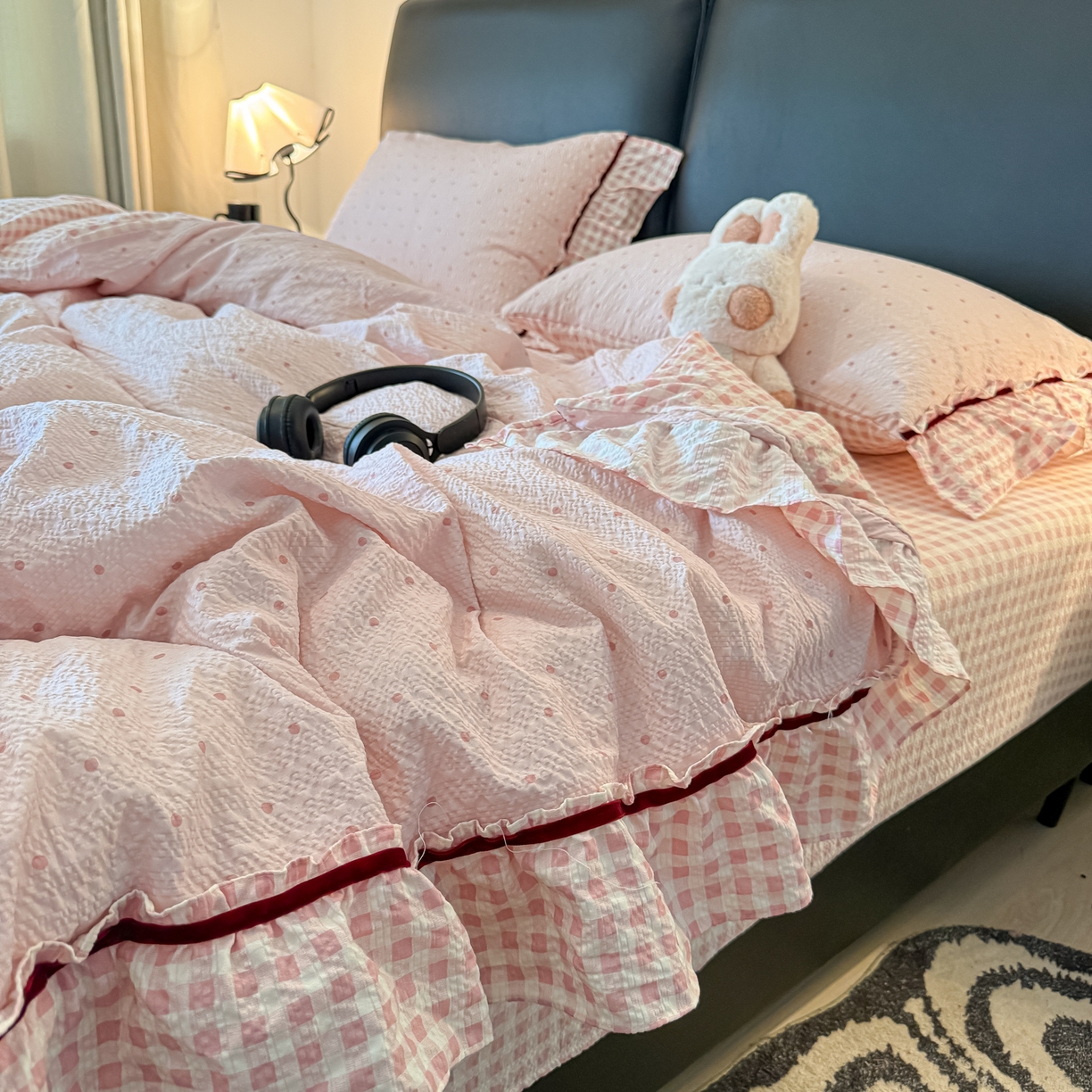 91家纺网 家纺一手货源 找家纺 子钦家纺 2026春夏新款提花泡芙棉立体双层花边简约韩系风床单床笠四件套-安妮 安妮-粉小格