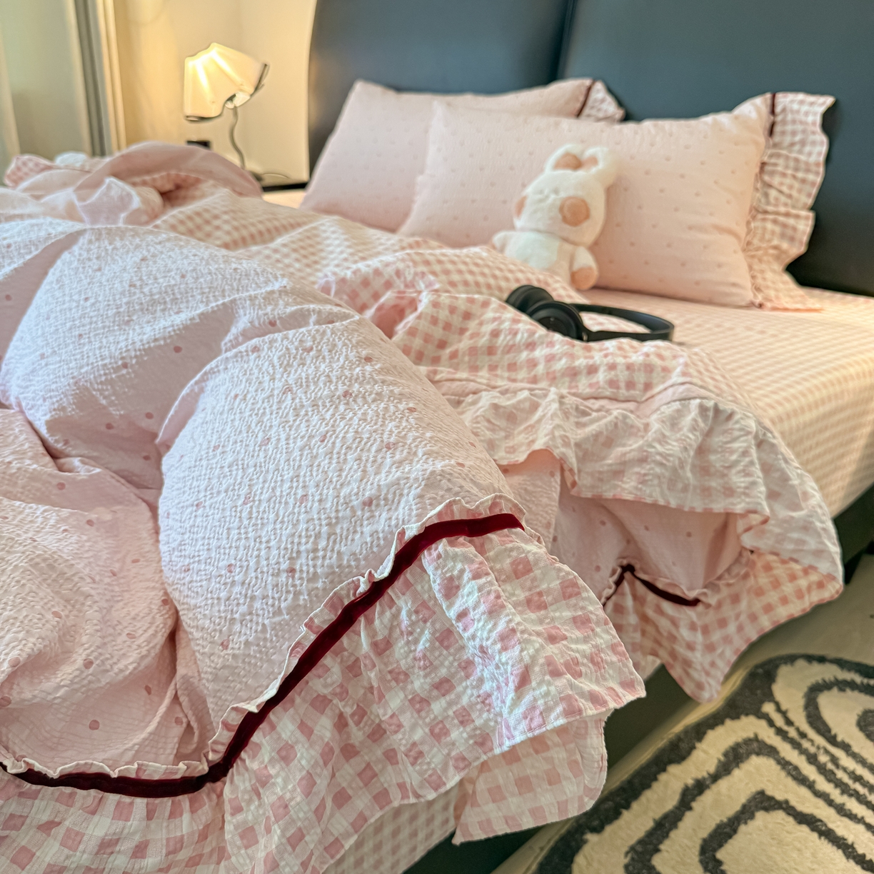 91家纺网 家纺一手货源 找家纺 子钦家纺 2026春夏新款提花泡芙棉立体双层花边简约韩系风床单床笠四件套-安妮 安妮-粉小格