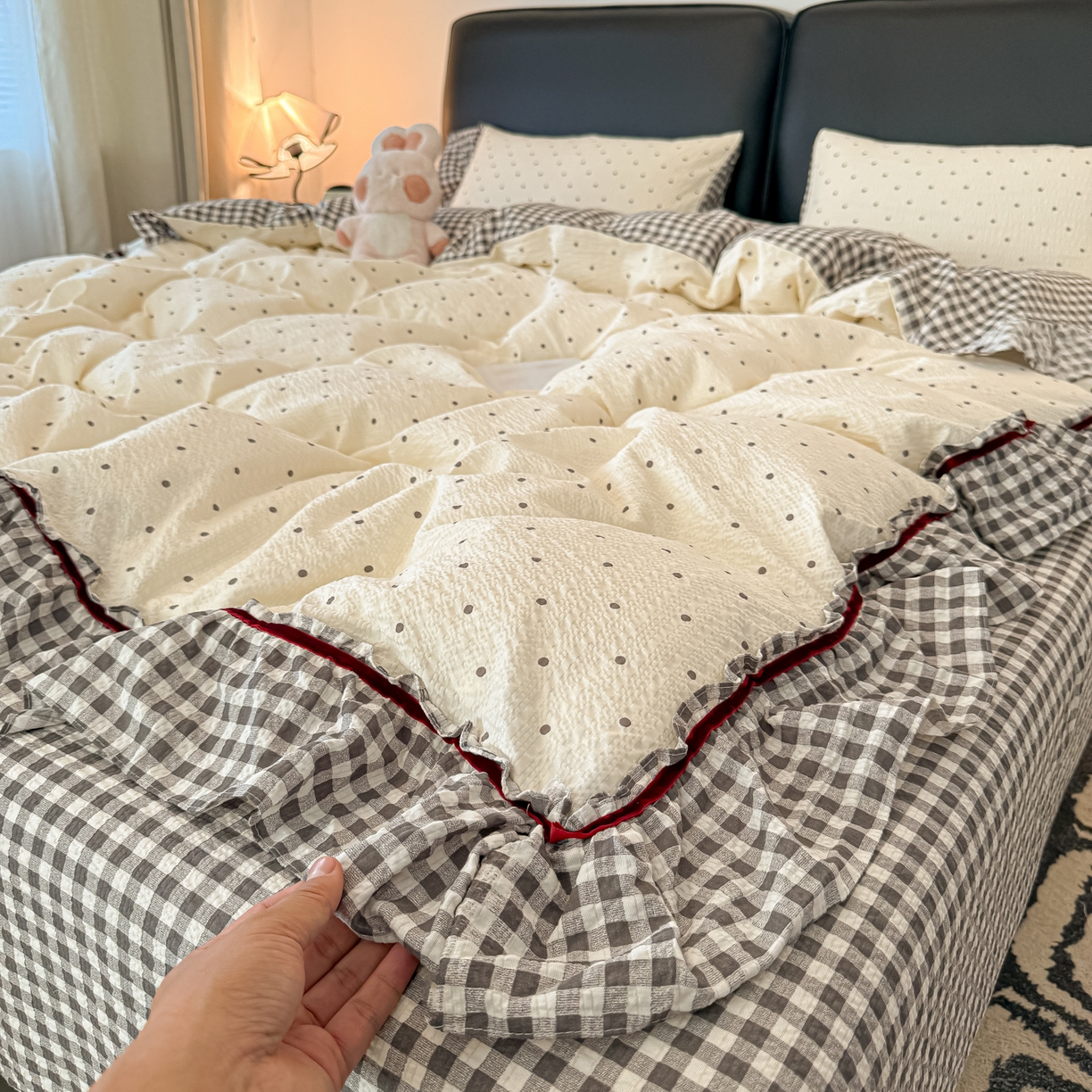 91家纺网 家纺一手货源 找家纺 子钦家纺 2026春夏新款提花泡芙棉立体双层花边简约韩系风床单床笠四件套-安妮 安妮-黑小格