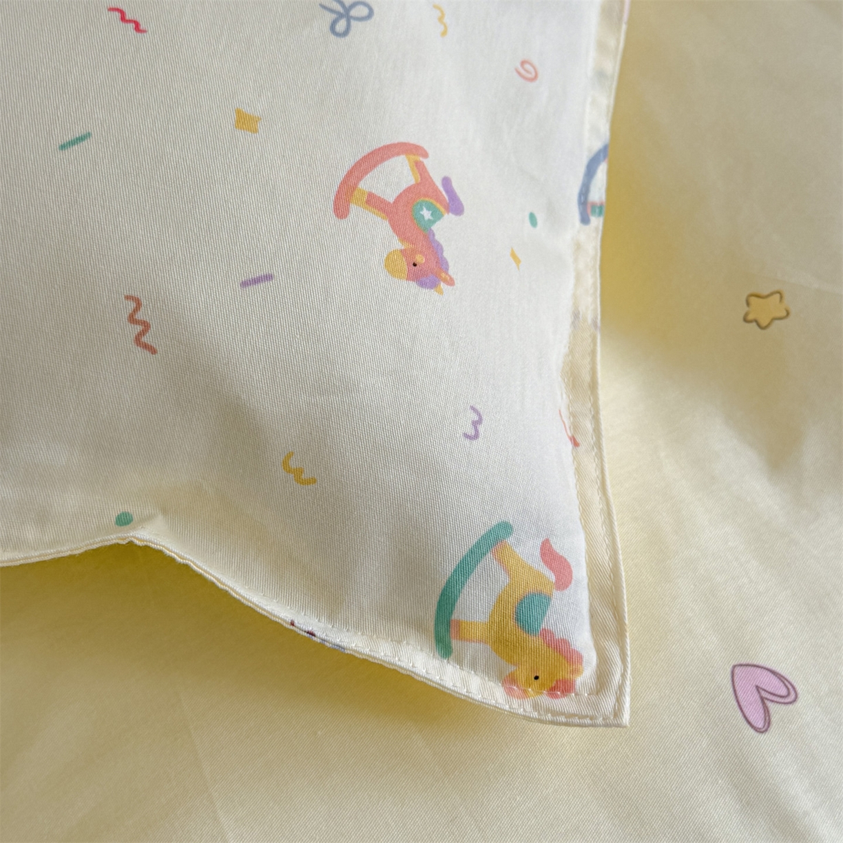 91家纺网 家纺一手货源 找家纺 优眠坊 2026新款全棉印花小清新单品系列-四件套    学生三件套（预留缩水） 彩虹木马-四件套