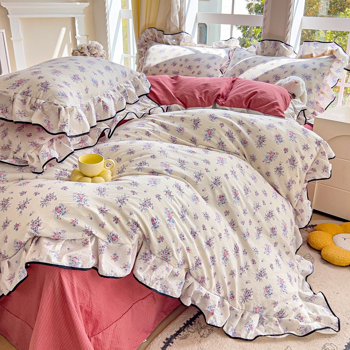 91家纺网 家纺一手货源 找家纺 找底底家纺 2026新款A类泡泡棉双层纱四件套花边夏被四件套 红豆蔻