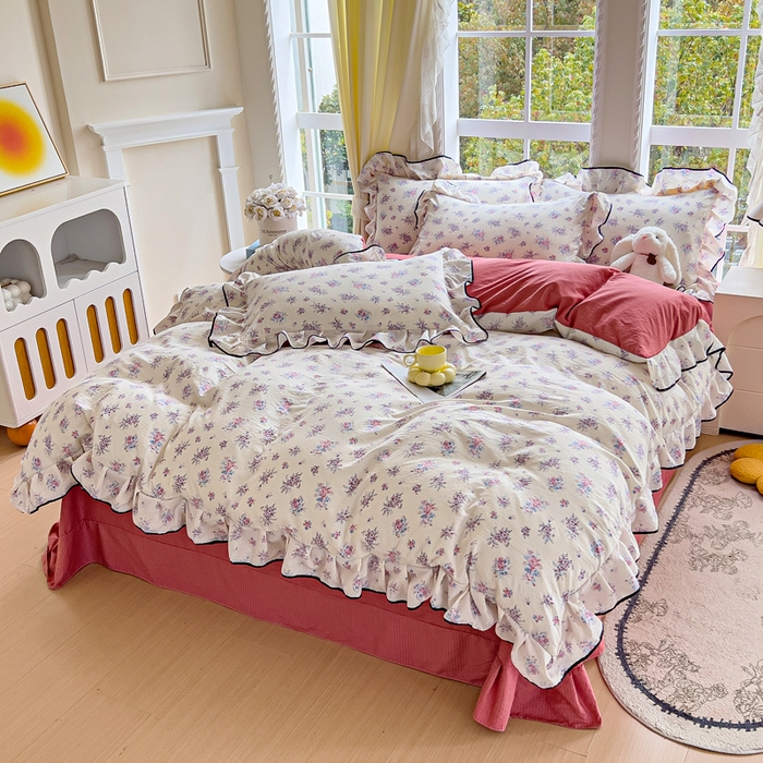 91家纺网 家纺一手货源 找家纺 找底底家纺 2026新款A类泡泡棉双层纱四件套花边夏被四件套 红豆蔻