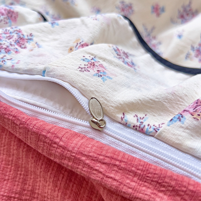 91家纺网 家纺一手货源 找家纺 找底底家纺 2026新款A类泡泡棉双层纱四件套花边夏被四件套 红豆蔻