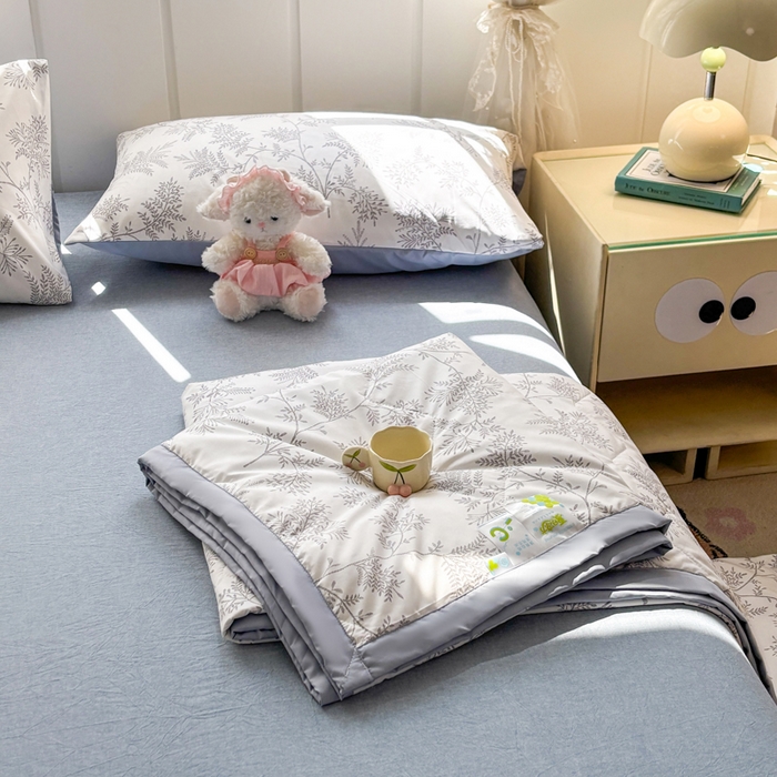 91家纺网 家纺一手货源 找家纺 欧雅搁家纺 2026新款凉感丝滑小冰被夏被夏凉被空调被 雪松之境