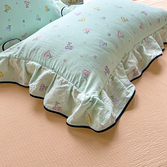 91家纺网 家纺一手货源 找家纺 找底底家纺 2026新款A类泡泡棉双层纱四件套花边夏被四件套 小樱桃