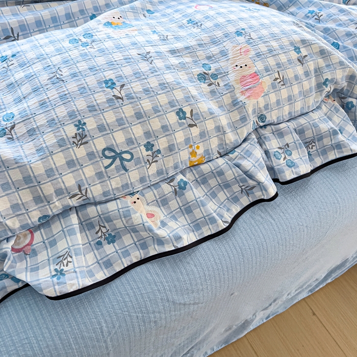 91家纺网 家纺一手货源 找家纺 找底底家纺 2026新款A类泡泡棉双层纱四件套花边夏被四件套 雾兰格兔