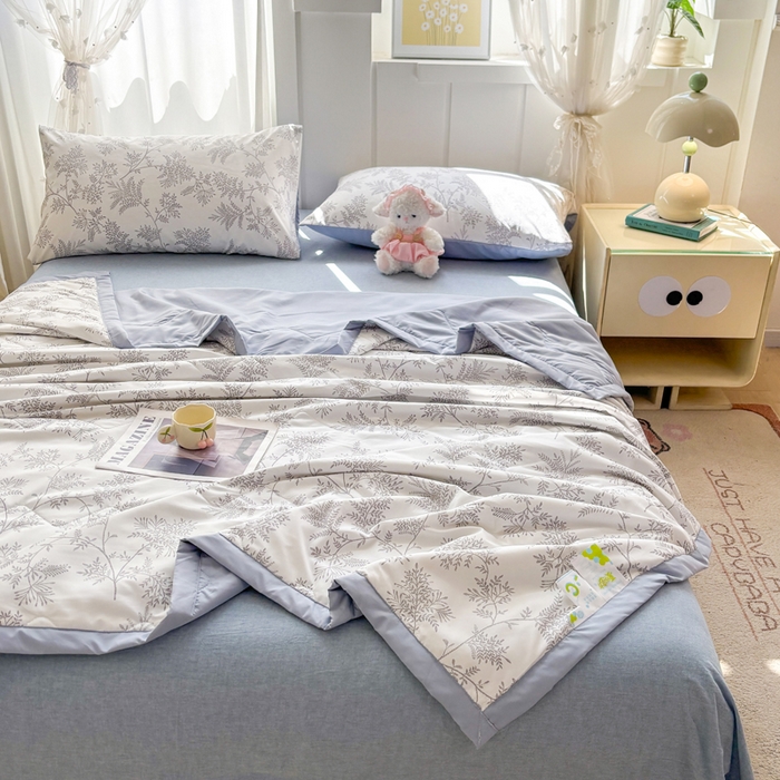 91家纺网 家纺一手货源 找家纺 欧雅搁家纺 2026新款凉感丝滑小冰被夏被夏凉被空调被 雪松之境