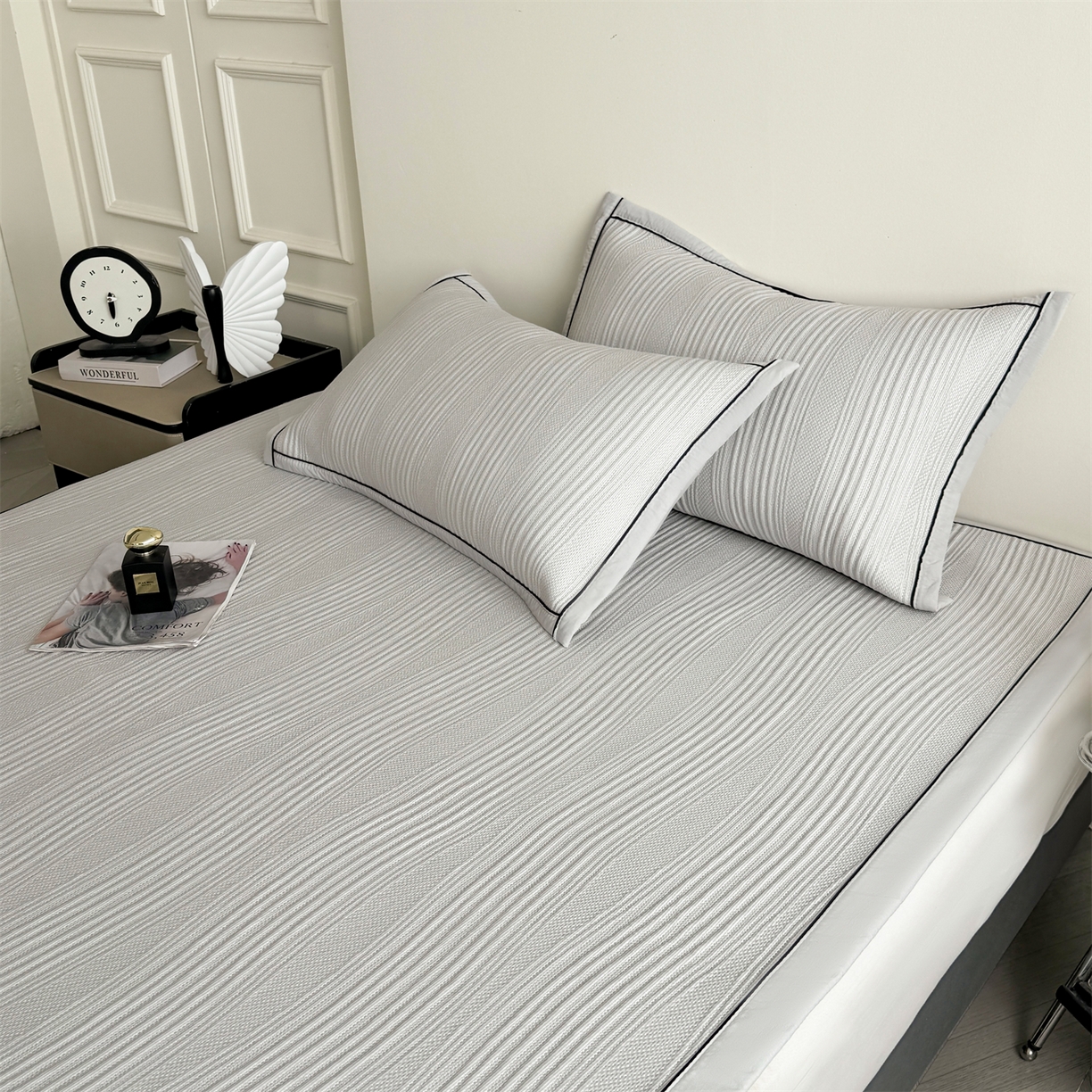 91家纺网 家纺一手货源 找家纺 慕木家纺 2026新款A类高克重三明治复合乙纶提花冰豆豆凉席床笠小蛮腰系列（提供买家秀） 小蛮腰-灰床席款