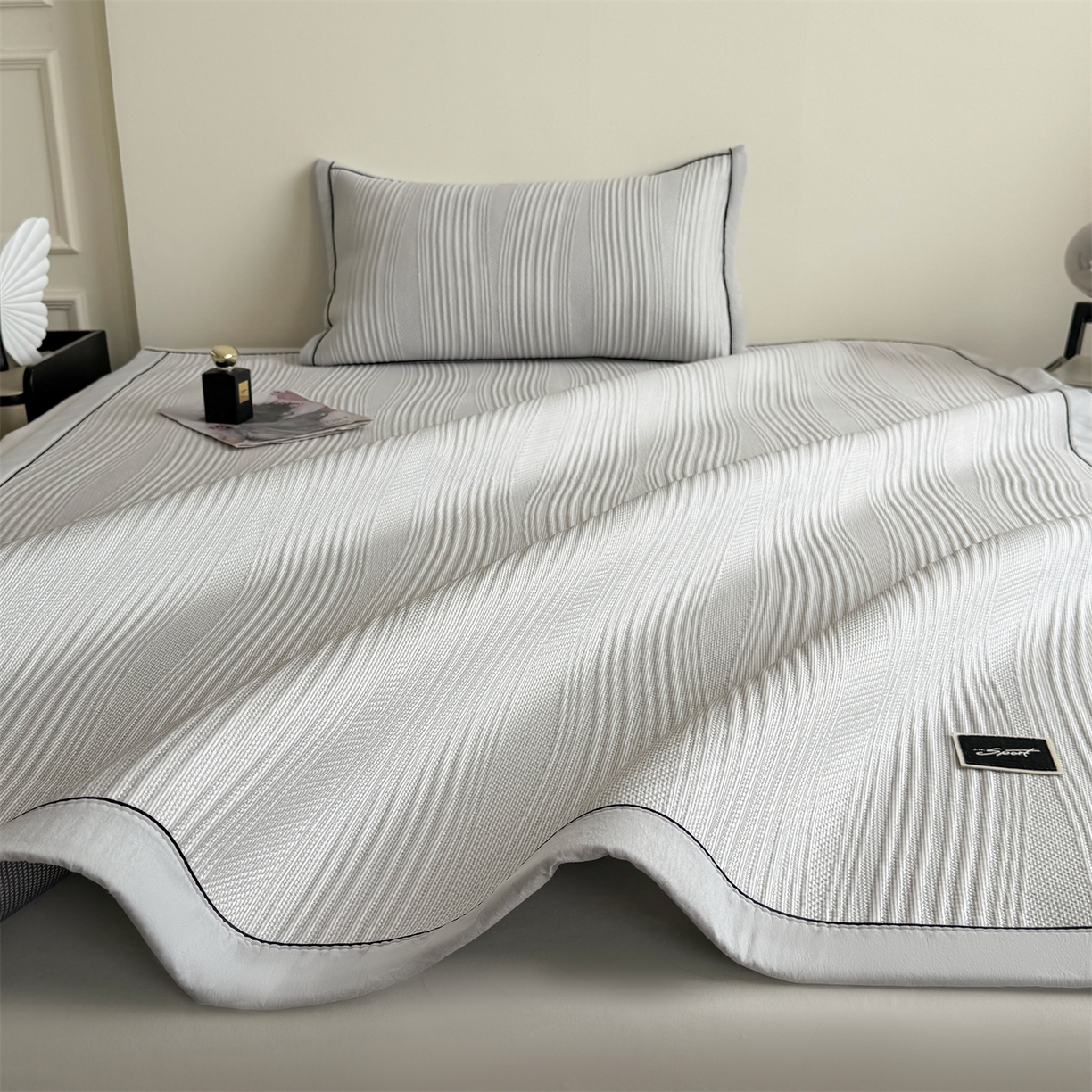 91家纺网 家纺一手货源 找家纺 慕木家纺 2026新款A类高克重三明治复合乙纶提花冰豆豆凉席床笠小蛮腰系列（提供买家秀） 小蛮腰-灰床席款