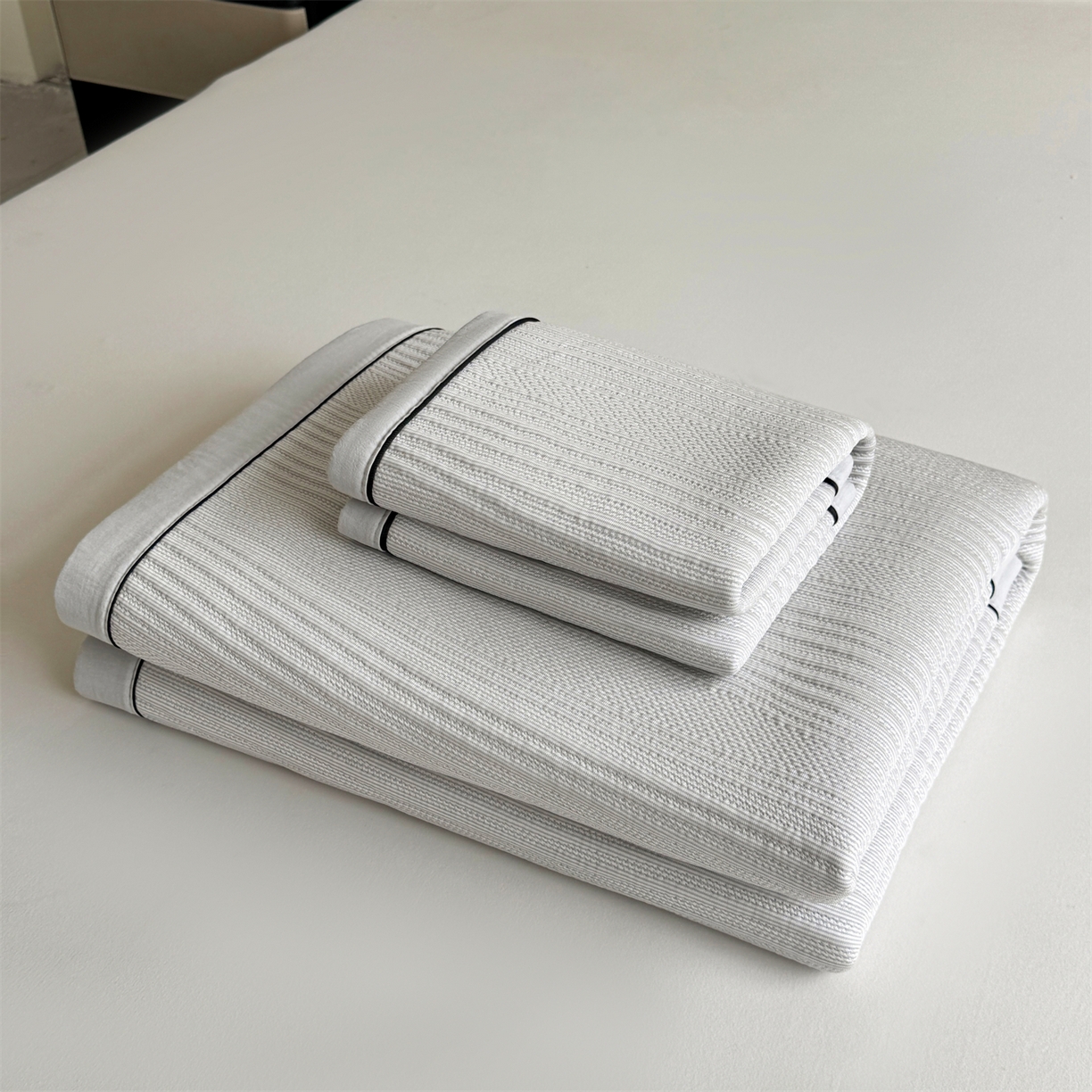 91家纺网 家纺一手货源 找家纺 慕木家纺 2026新款A类高克重三明治复合乙纶提花冰豆豆凉席床笠小蛮腰系列（提供买家秀） 小蛮腰-灰床席款