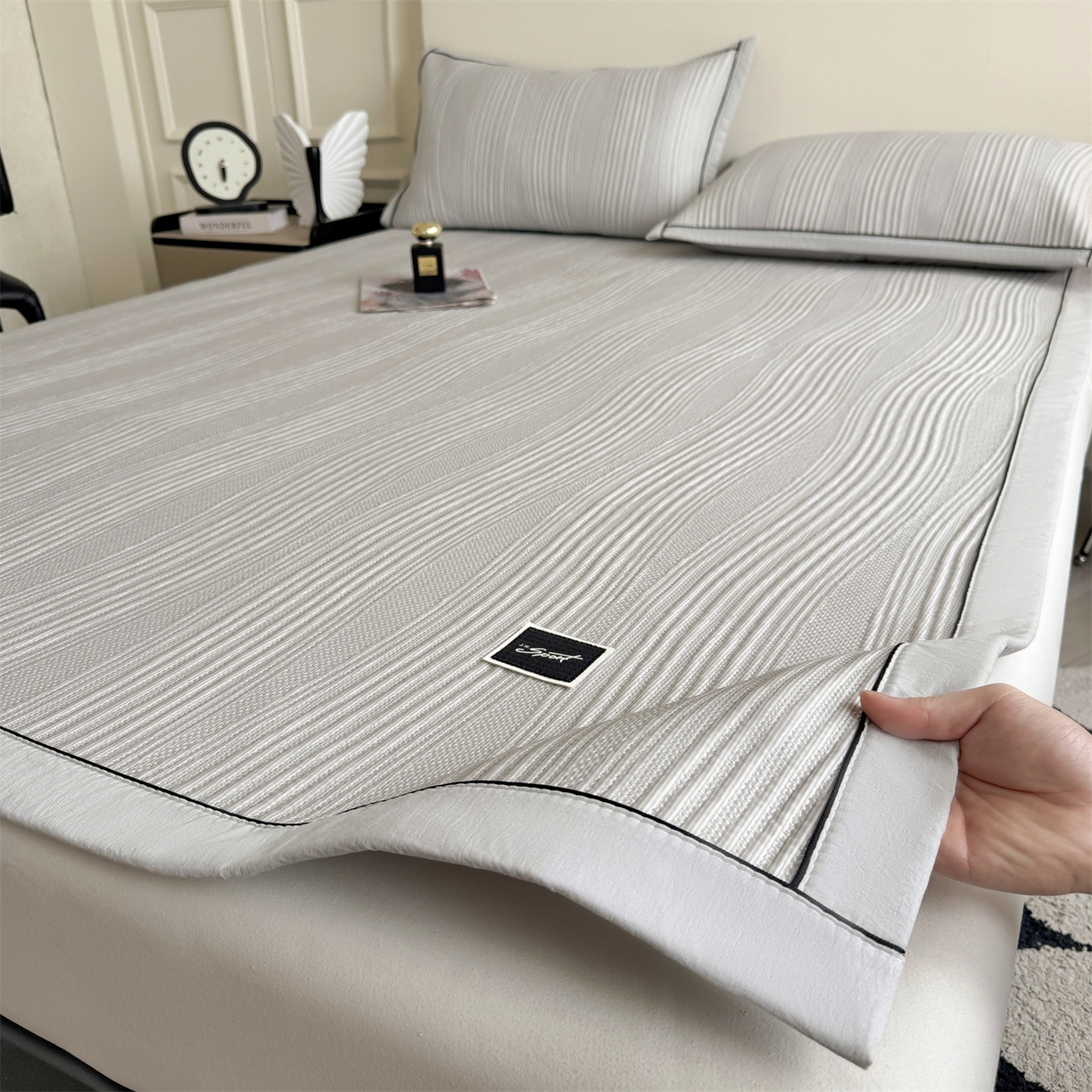 91家纺网 家纺一手货源 找家纺 慕木家纺 2026新款A类高克重三明治复合乙纶提花冰豆豆凉席床笠小蛮腰系列（提供买家秀） 小蛮腰-灰床席款