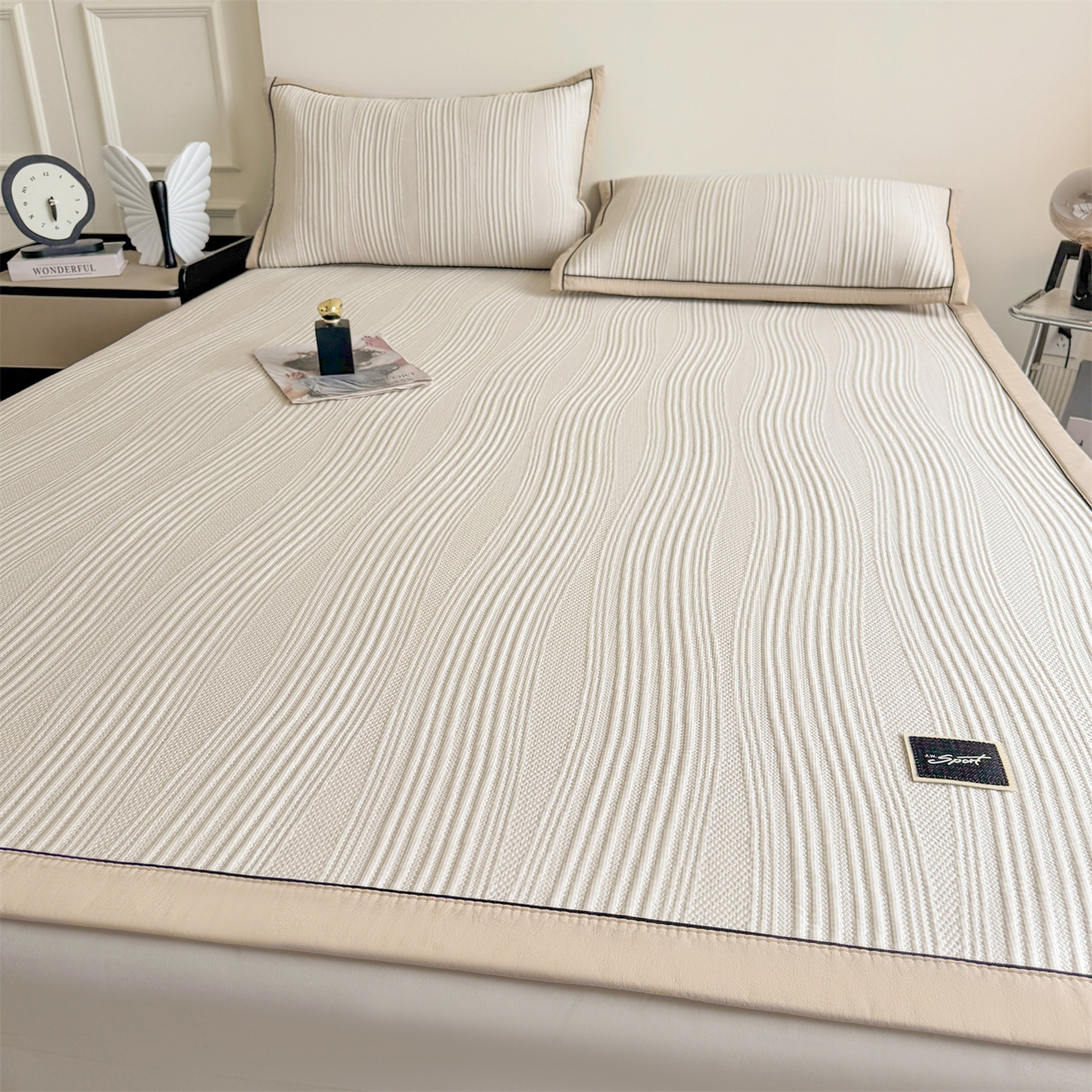 91家纺网 家纺一手货源 找家纺 慕木家纺 2026新款A类高克重三明治复合乙纶提花冰豆豆凉席床笠小蛮腰系列（提供买家秀） 小蛮腰-卡其床席款