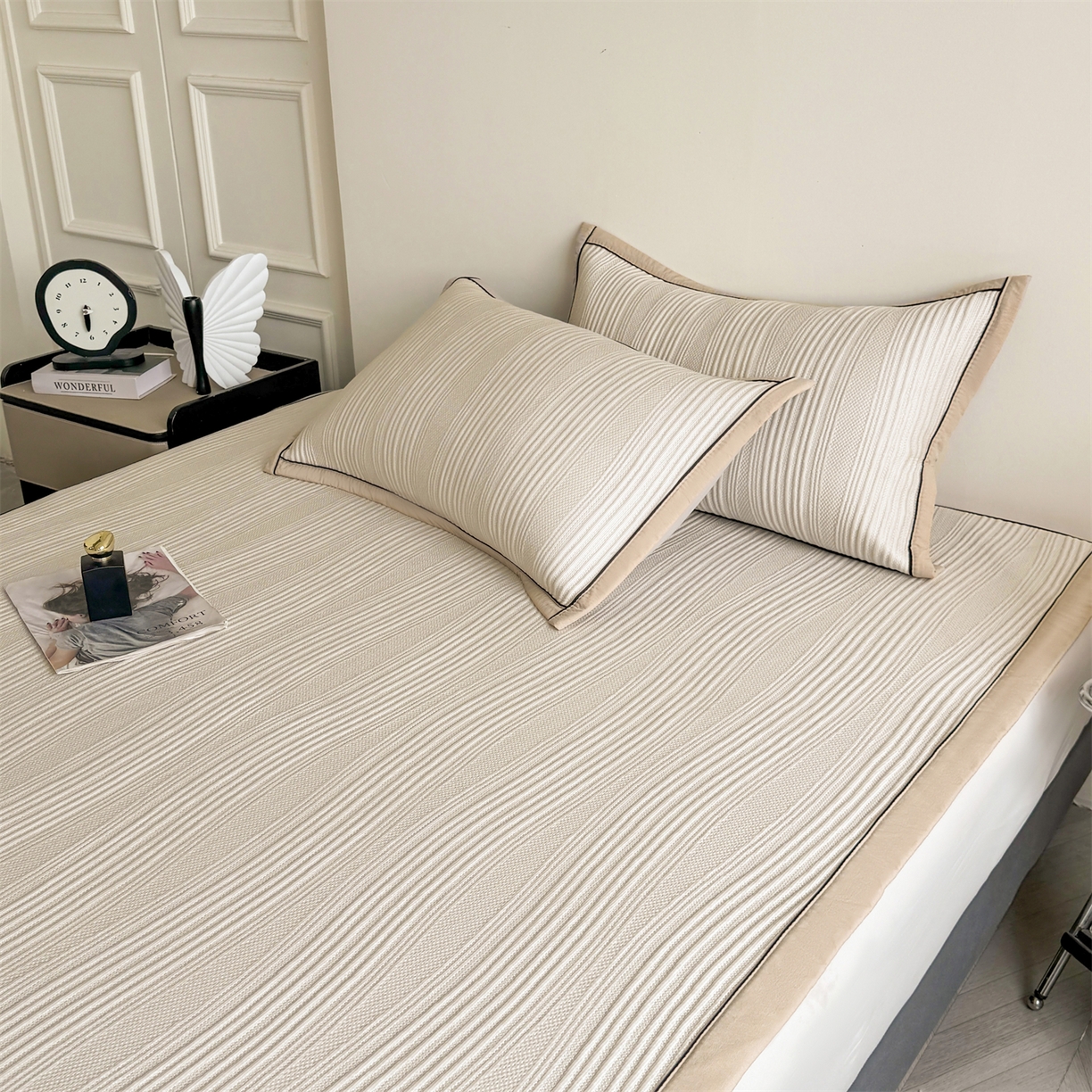 91家纺网 家纺一手货源 找家纺 慕木家纺 2026新款A类高克重三明治复合乙纶提花冰豆豆凉席床笠小蛮腰系列（提供买家秀） 小蛮腰-卡其床席款