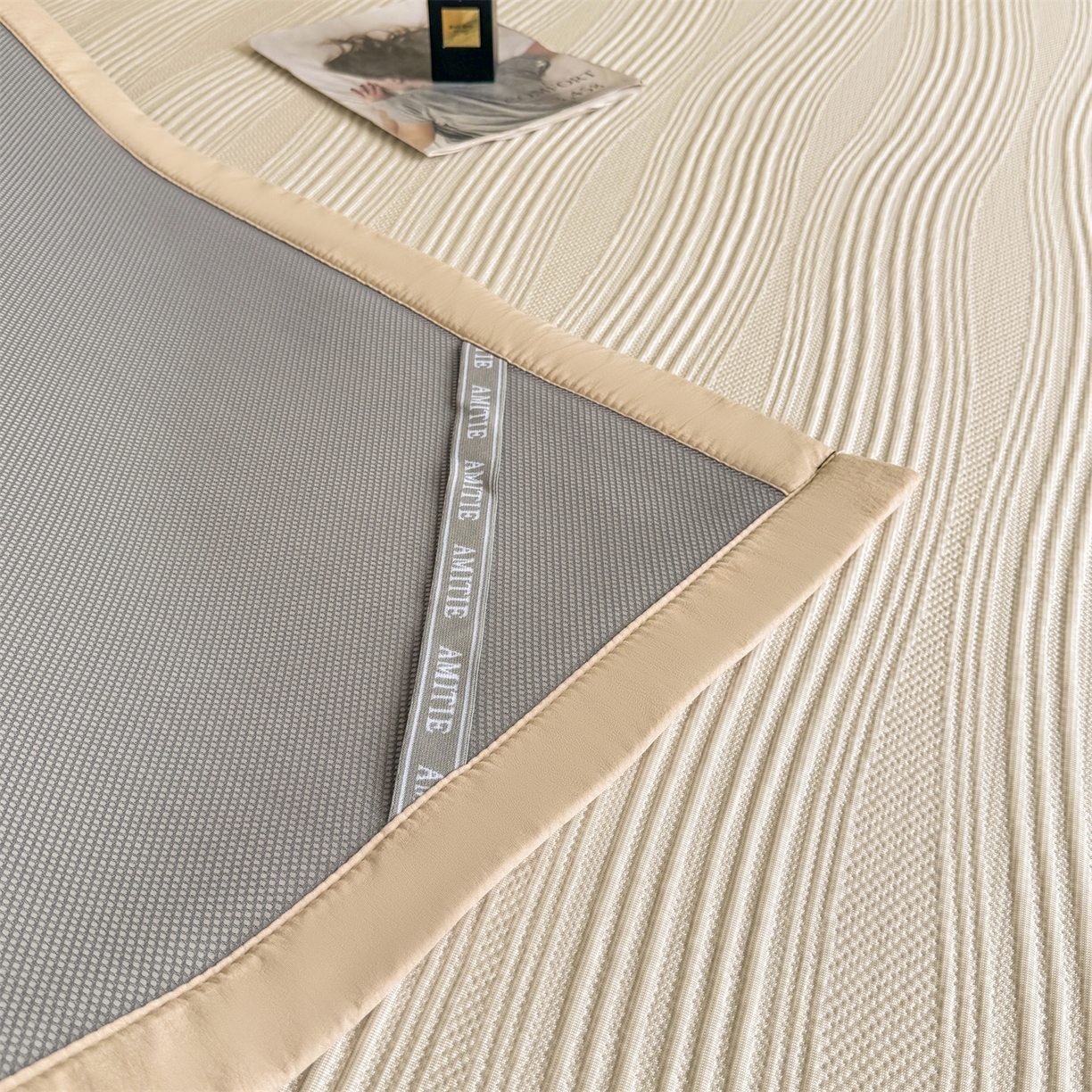 91家纺网 家纺一手货源 找家纺 慕木家纺 2026新款A类高克重三明治复合乙纶提花冰豆豆凉席床笠小蛮腰系列（提供买家秀） 小蛮腰-卡其床席款