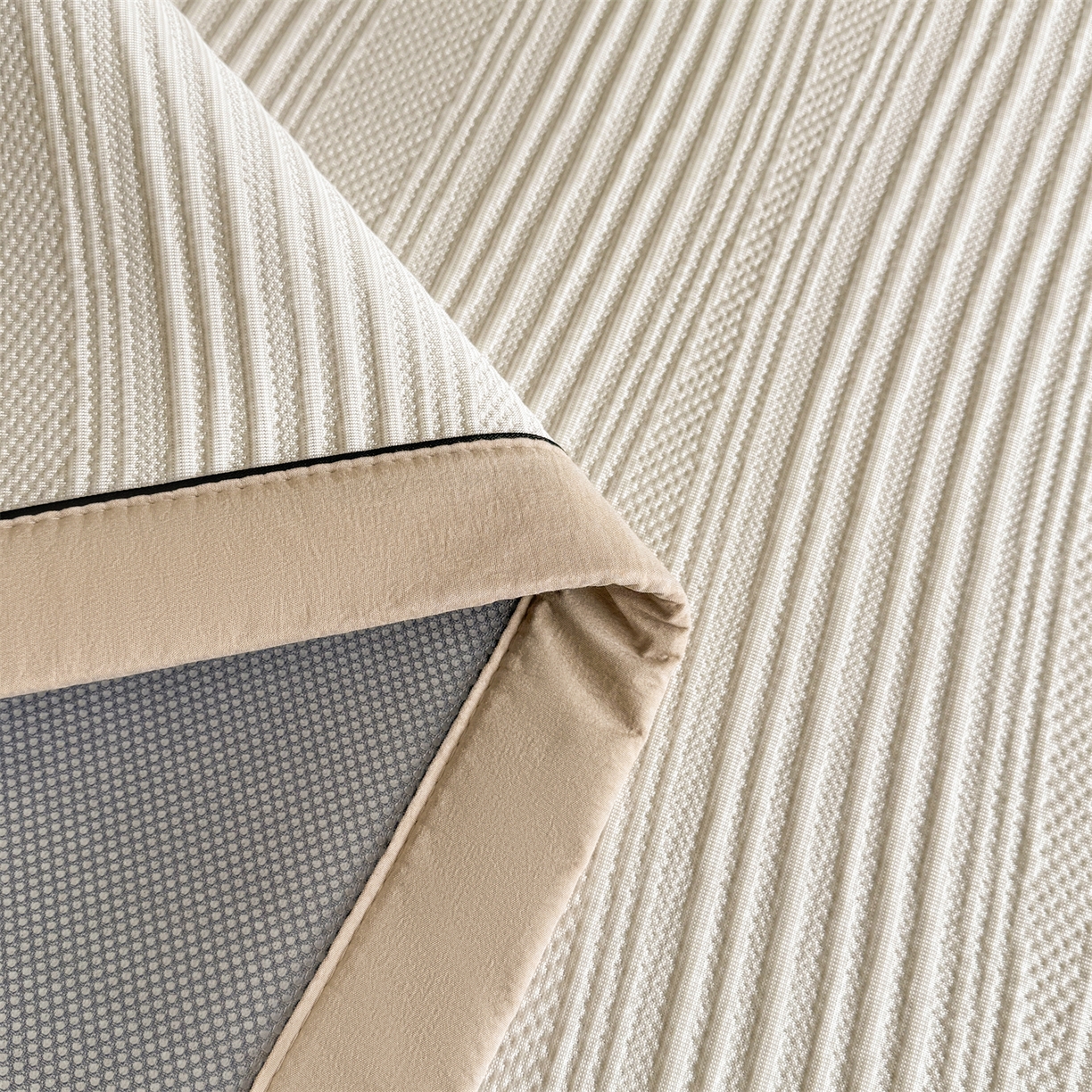 91家纺网 家纺一手货源 找家纺 慕木家纺 2026新款A类高克重三明治复合乙纶提花冰豆豆凉席床笠小蛮腰系列（提供买家秀） 小蛮腰-卡其床席款