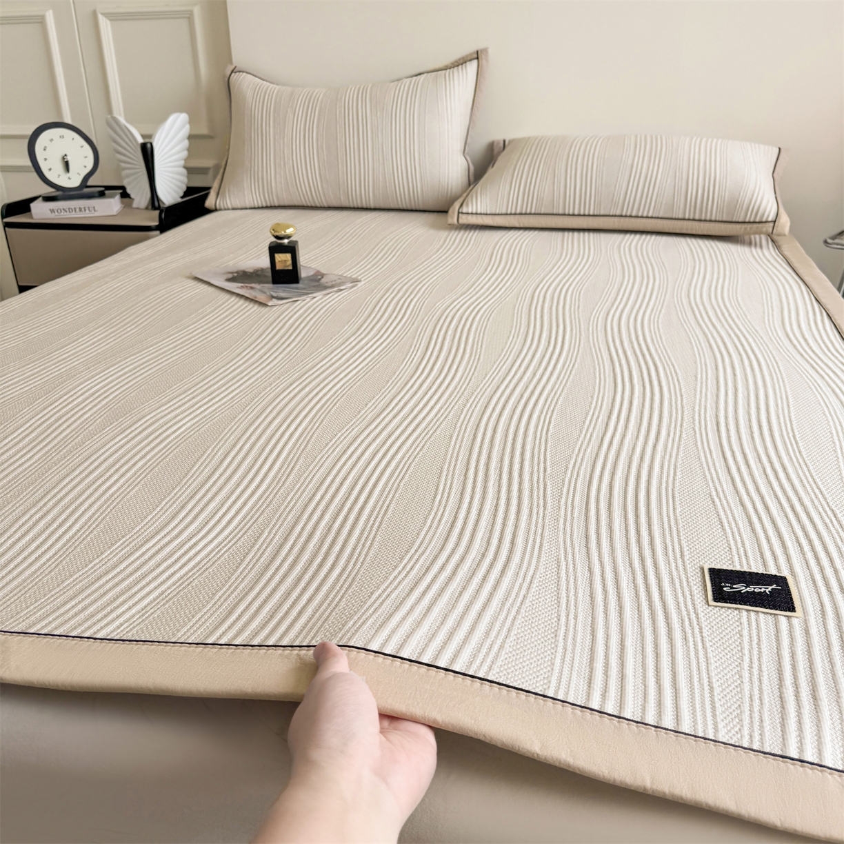 91家纺网 家纺一手货源 找家纺 慕木家纺 2026新款A类高克重三明治复合乙纶提花冰豆豆凉席床笠小蛮腰系列（提供买家秀） 小蛮腰-卡其床席款