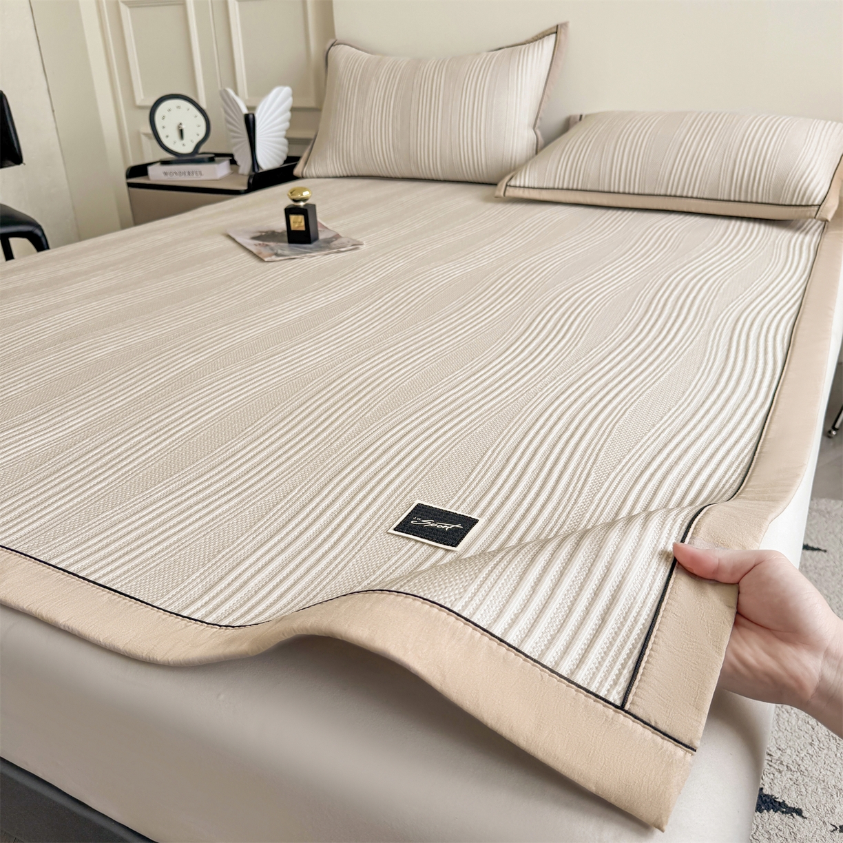 91家纺网 家纺一手货源 找家纺 慕木家纺 2026新款A类高克重三明治复合乙纶提花冰豆豆凉席床笠小蛮腰系列（提供买家秀） 小蛮腰-卡其床席款