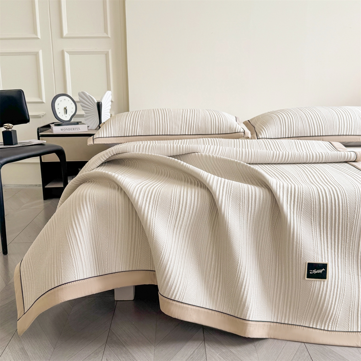 91家纺网 家纺一手货源 找家纺 慕木家纺 2026新款A类高克重三明治复合乙纶提花冰豆豆凉席床笠小蛮腰系列（提供买家秀） 小蛮腰-卡其床席款