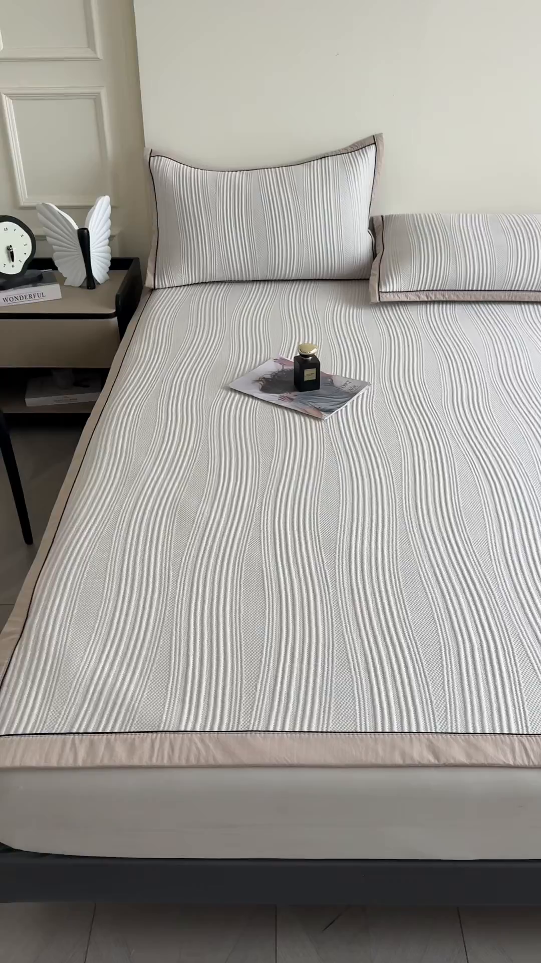 91家纺网 家纺一手货源 找家纺 慕木家纺 2026新款A类高克重三明治复合乙纶提花冰豆豆凉席床笠小蛮腰系列（提供买家秀） 小蛮腰-卡其床席款