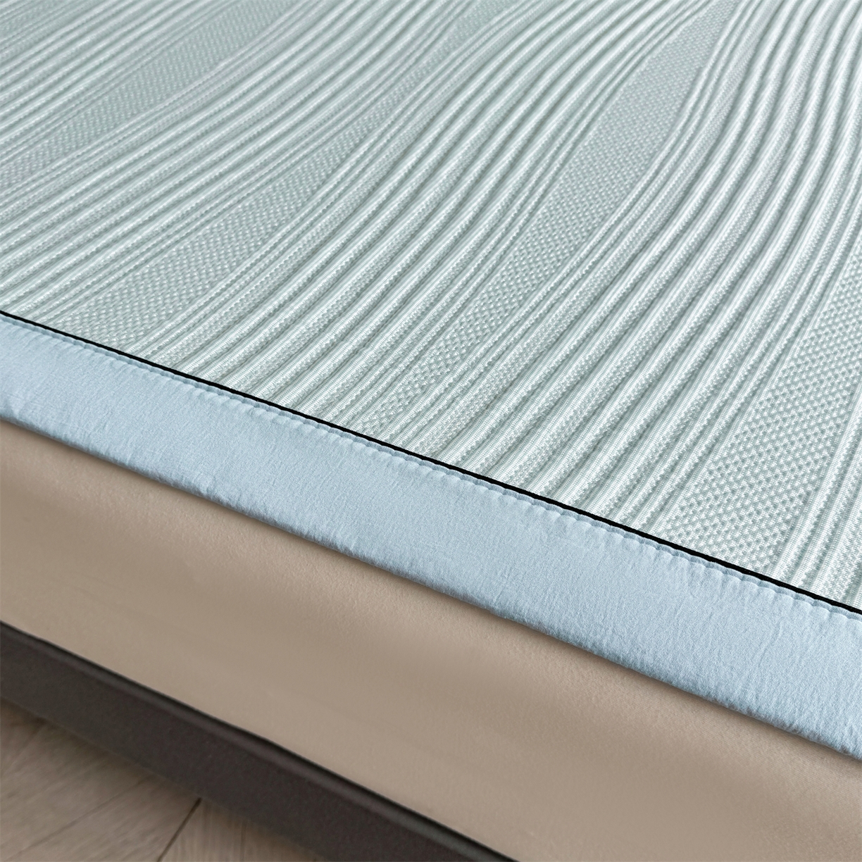 91家纺网 家纺一手货源 找家纺 慕木家纺 2026新款A类高克重三明治复合乙纶提花冰豆豆凉席床笠小蛮腰系列（提供买家秀） 小蛮腰-蓝床席款