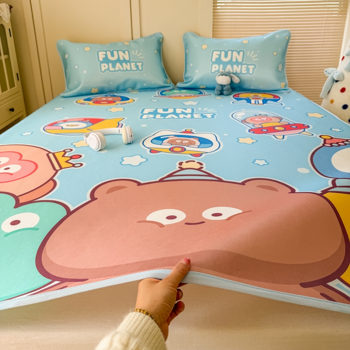 91家纺网 家纺一手货源 找家纺 潮邦创意家居 2026新款A类小冰皮软席油光冰丝席-巴波布布系列【含A类检测报告】 糯糯星球