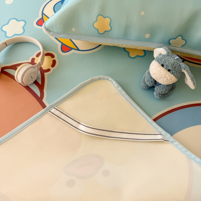 91家纺网 家纺一手货源 找家纺 潮邦创意家居 2026新款A类小冰皮软席油光冰丝席-巴波布布系列【含A类检测报告】 糯糯星球