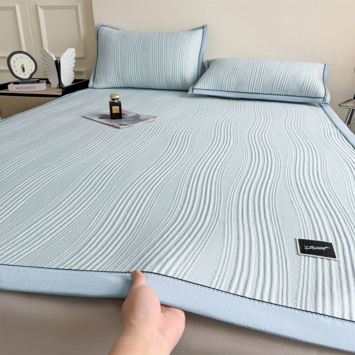 91家纺网 家纺一手货源 找家纺 慕木家纺 2026新款A类高克重三明治复合乙纶提花冰豆豆凉席床笠小蛮腰系列（提供买家秀） 小蛮腰-蓝床席款