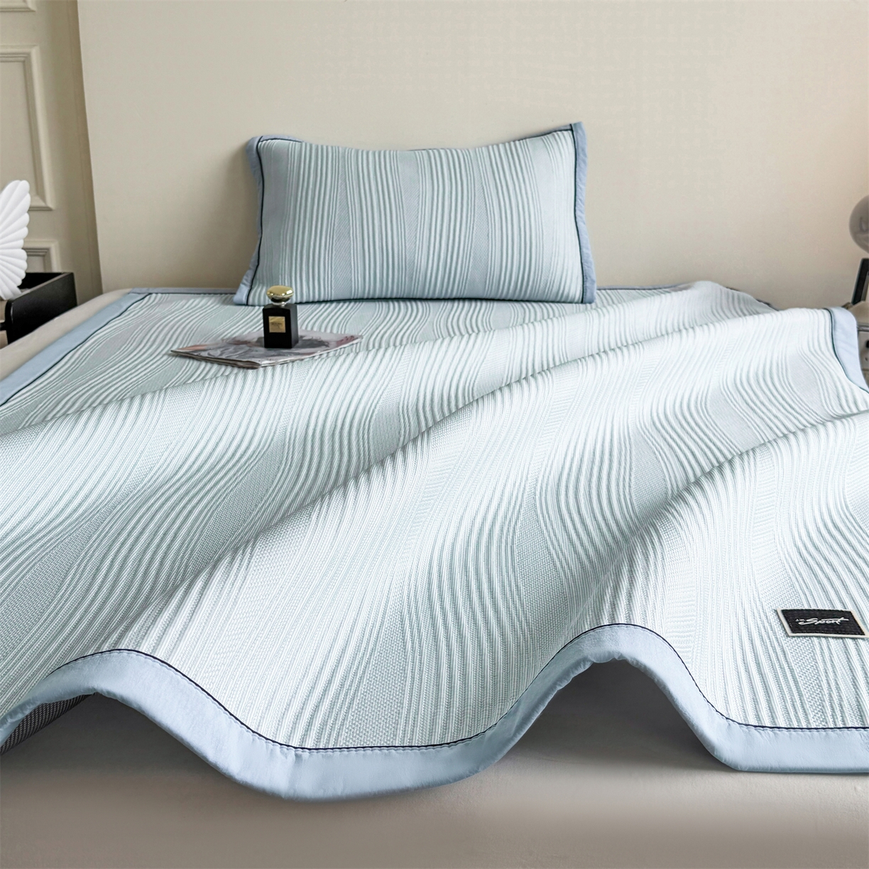 91家纺网 家纺一手货源 找家纺 慕木家纺 2026新款A类高克重三明治复合乙纶提花冰豆豆凉席床笠小蛮腰系列（提供买家秀） 小蛮腰-蓝床席款