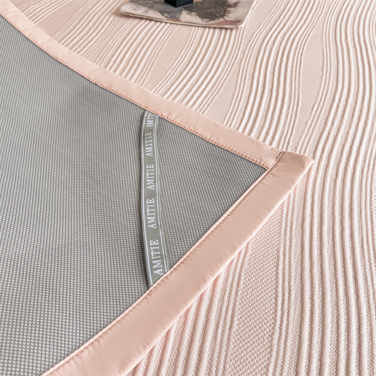 91家纺网 家纺一手货源 找家纺 慕木家纺 2026新款A类高克重三明治复合乙纶提花冰豆豆凉席床笠小蛮腰系列（提供买家秀） 小蛮腰-粉床席款