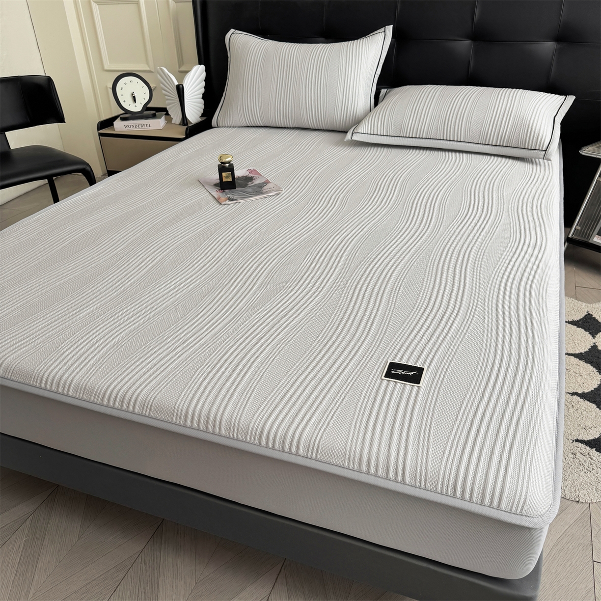 91家纺网 家纺一手货源 找家纺 慕木家纺 2026新款A类高克重三明治复合乙纶提花冰豆豆凉席床笠小蛮腰系列（提供买家秀） 小蛮腰-灰床笠款