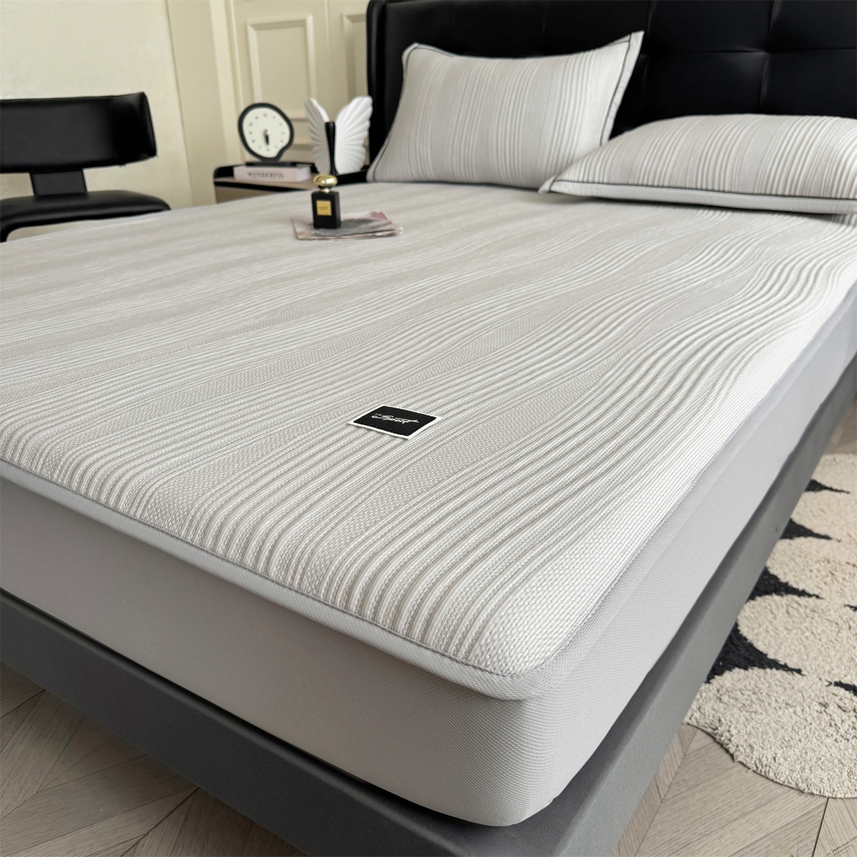 91家纺网 家纺一手货源 找家纺 慕木家纺 2026新款A类高克重三明治复合乙纶提花冰豆豆凉席床笠小蛮腰系列（提供买家秀） 小蛮腰-灰床笠款