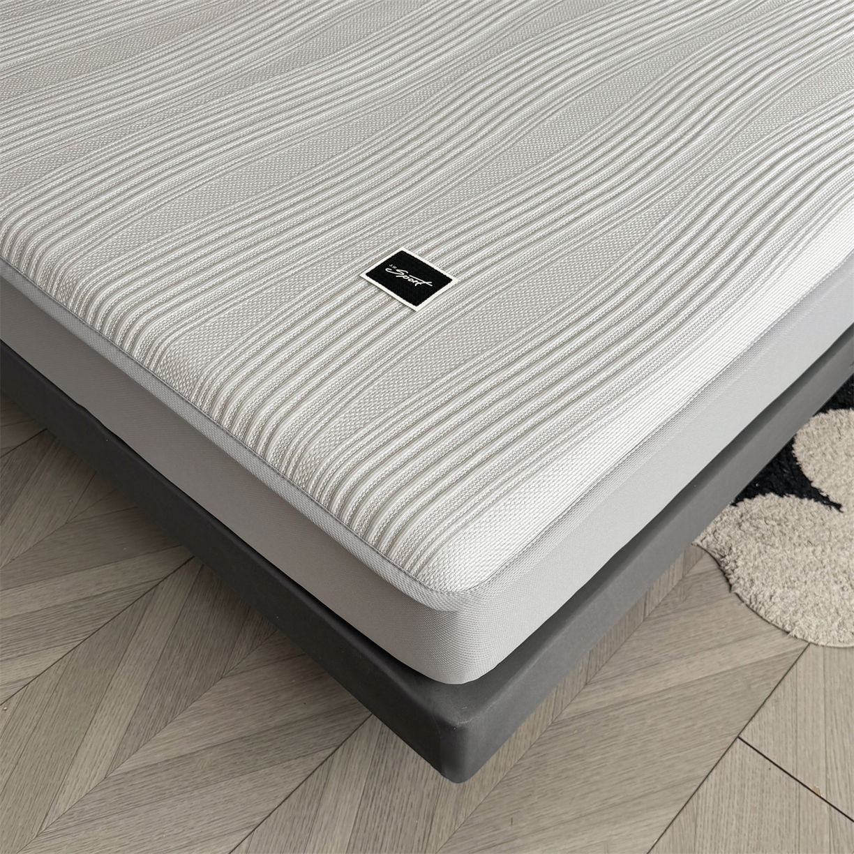 91家纺网 家纺一手货源 找家纺 慕木家纺 2026新款A类高克重三明治复合乙纶提花冰豆豆凉席床笠小蛮腰系列（提供买家秀） 小蛮腰-灰床笠款