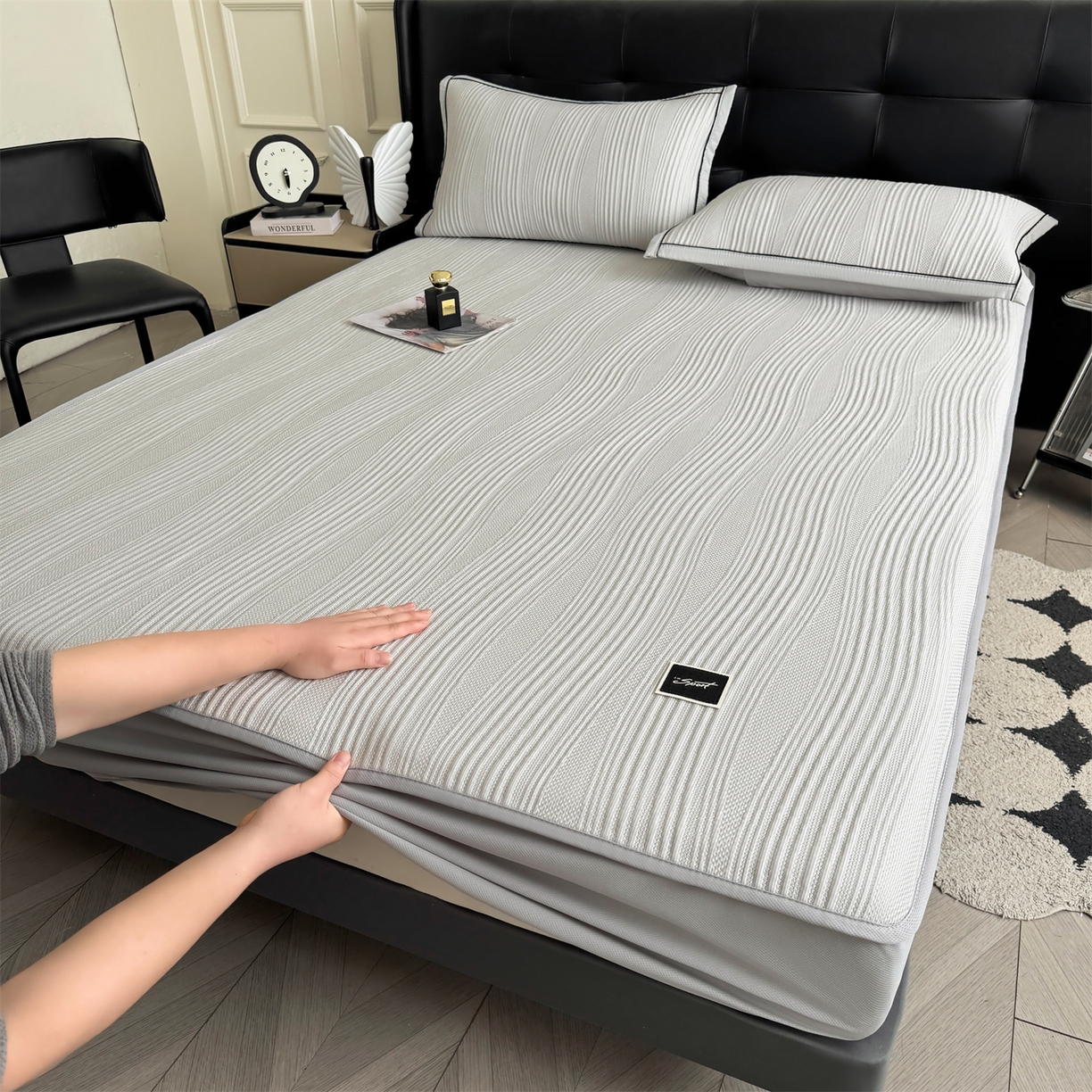 91家纺网 家纺一手货源 找家纺 慕木家纺 2026新款A类高克重三明治复合乙纶提花冰豆豆凉席床笠小蛮腰系列（提供买家秀） 小蛮腰-灰床笠款