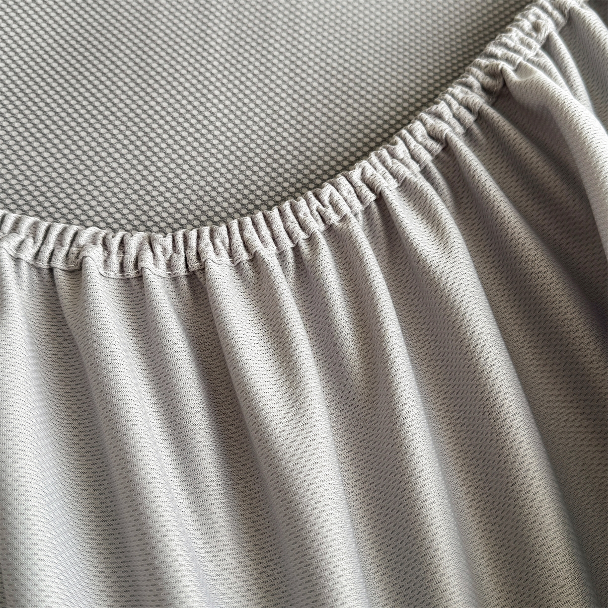 91家纺网 家纺一手货源 找家纺 慕木家纺 2026新款A类高克重三明治复合乙纶提花冰豆豆凉席床笠小蛮腰系列（提供买家秀） 小蛮腰-灰床笠款