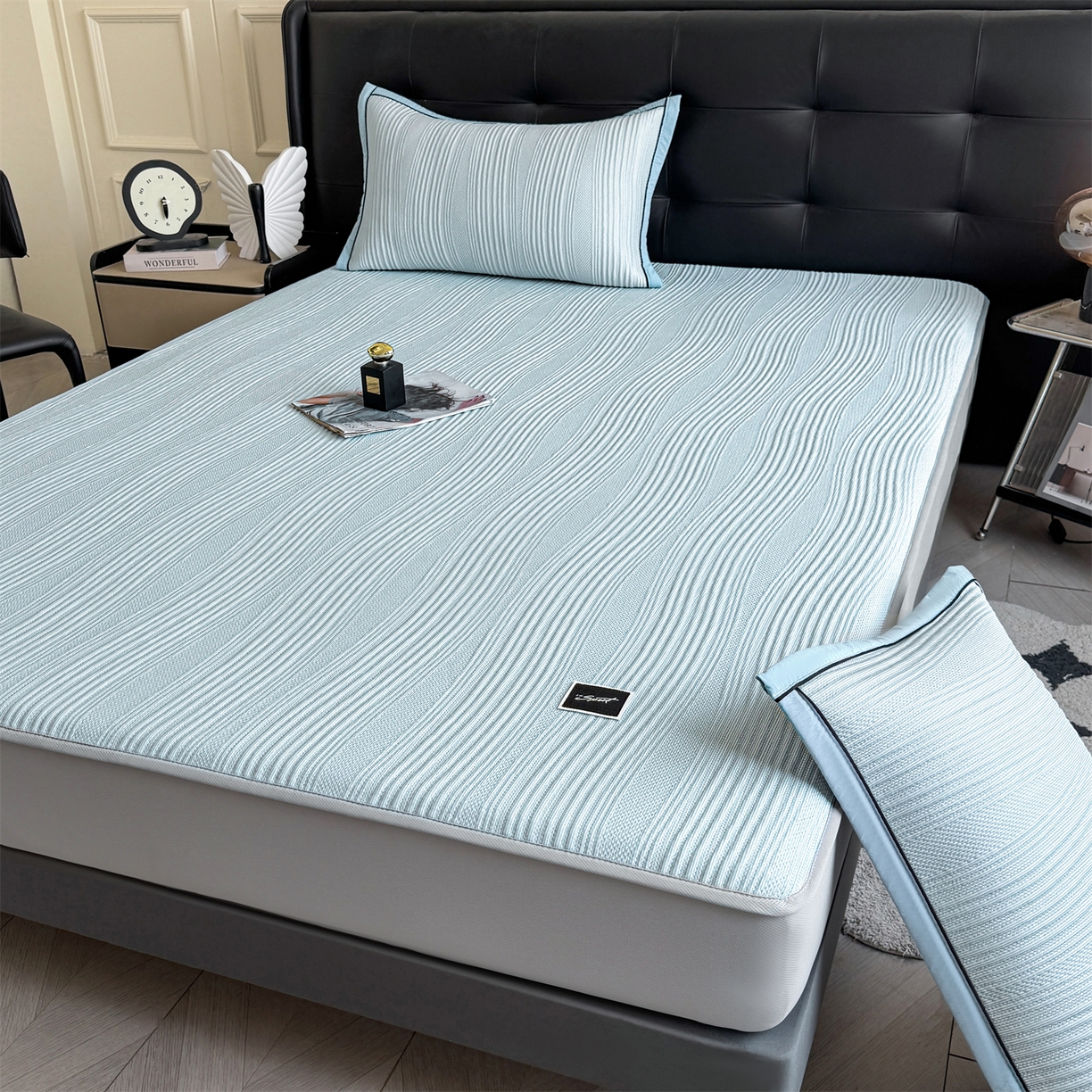 91家纺网 家纺一手货源 找家纺 慕木家纺 2026新款A类高克重三明治复合乙纶提花冰豆豆凉席床笠小蛮腰系列（提供买家秀） 小蛮腰-蓝床笠款