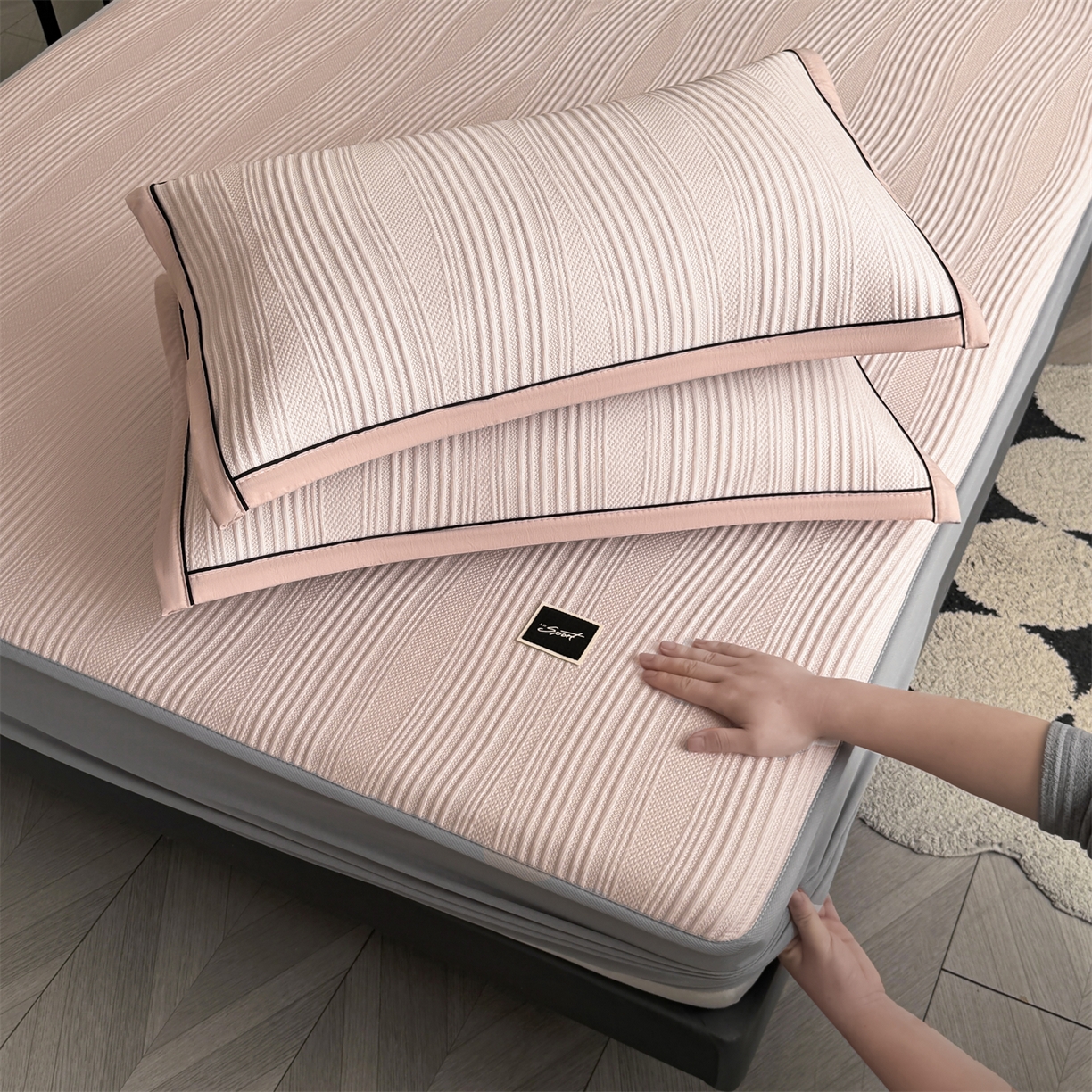 91家纺网 家纺一手货源 找家纺 慕木家纺 2026新款A类高克重三明治复合乙纶提花冰豆豆凉席床笠小蛮腰系列（提供买家秀） 小蛮腰-粉床笠款