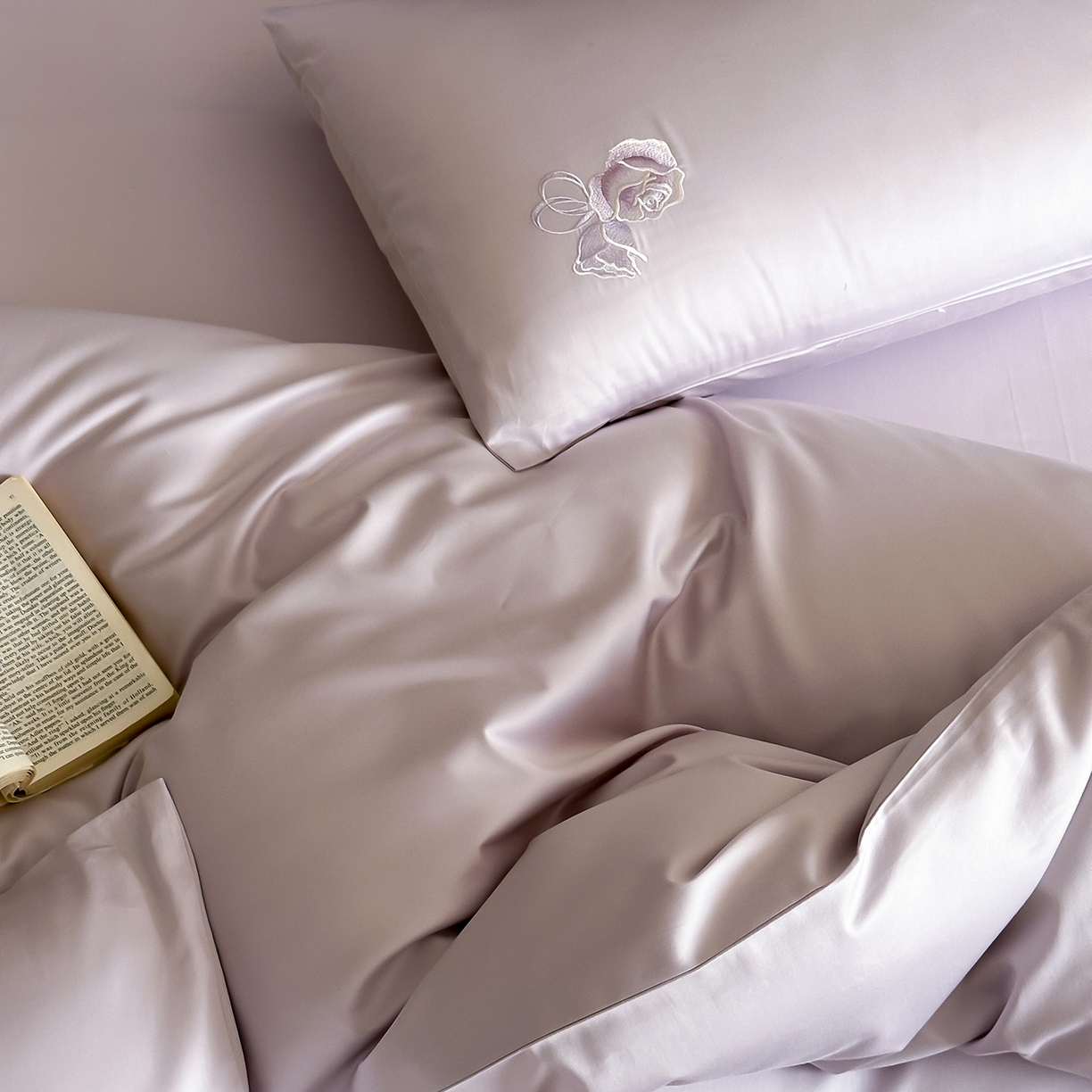 91家纺网 家纺一手货源 找家纺 （总）树下 2026新款A类100支50S双股刺绣高支高密贡缎长绒棉四件套-柔堇