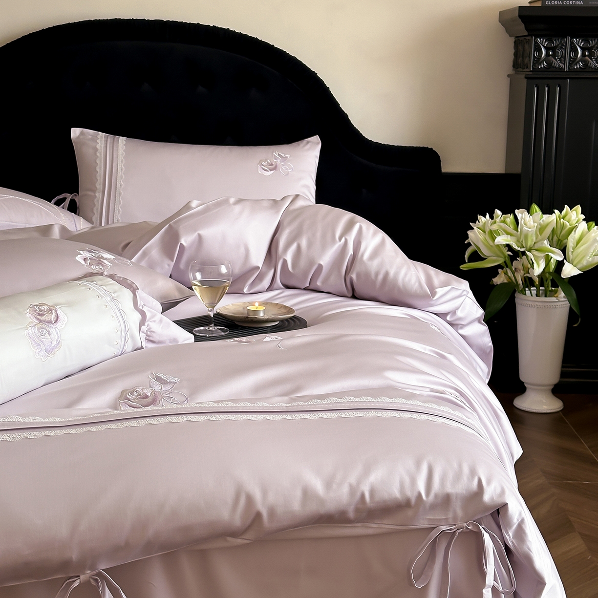 91家纺网 家纺一手货源 找家纺 树下 2026新款A类100支50S双股刺绣高支高密贡缎长绒棉四件套-柔堇 柔堇-紫