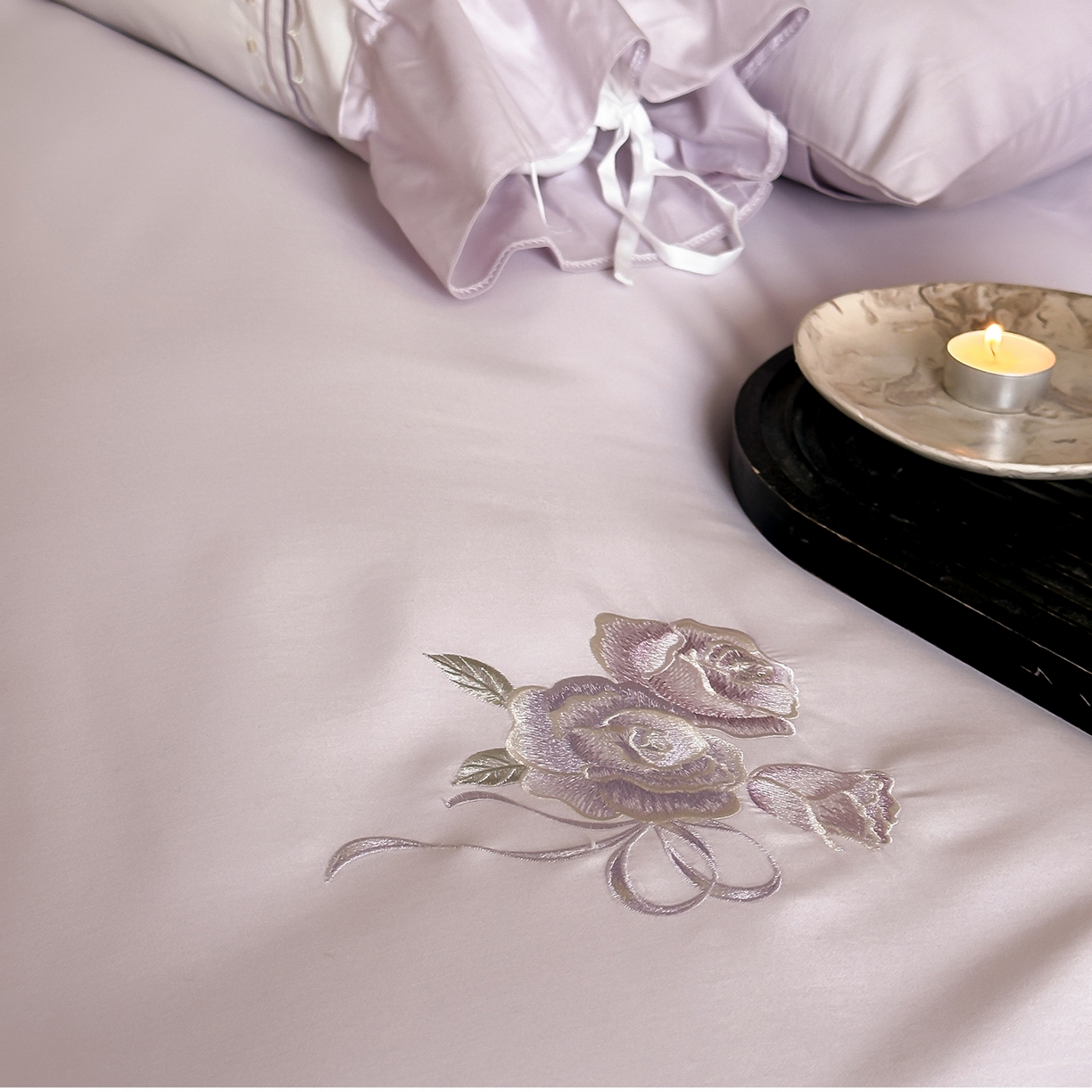 91家纺网 家纺一手货源 找家纺 树下 2026新款A类100支50S双股刺绣高支高密贡缎长绒棉四件套-柔堇 柔堇-紫