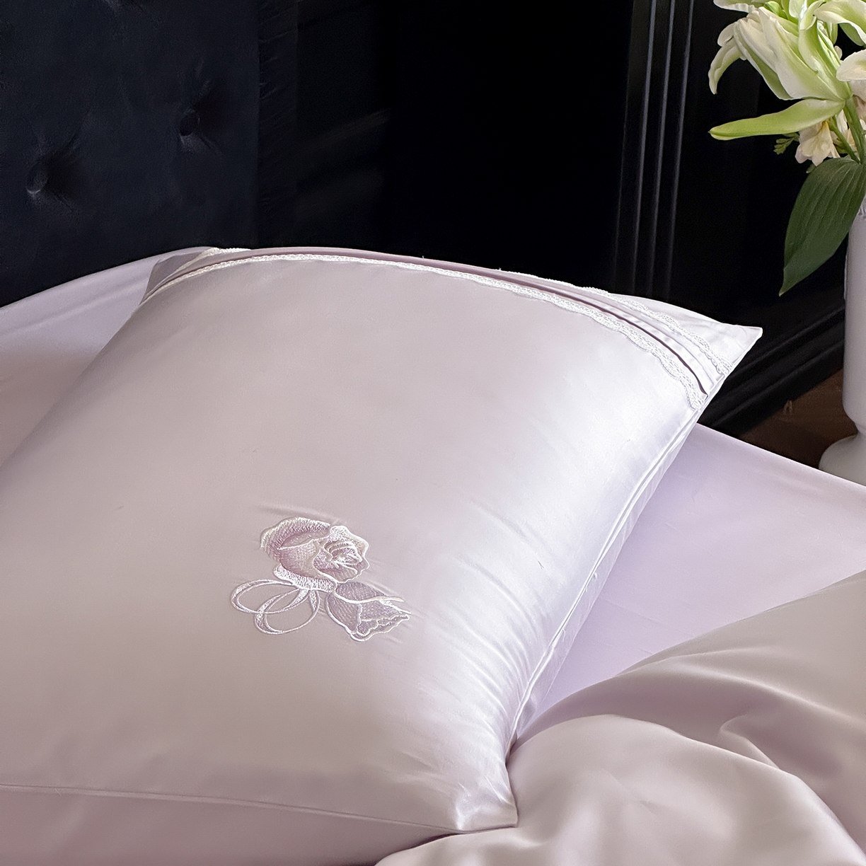 91家纺网 家纺一手货源 找家纺 树下 2026新款A类100支50S双股刺绣高支高密贡缎长绒棉四件套-柔堇 柔堇-紫