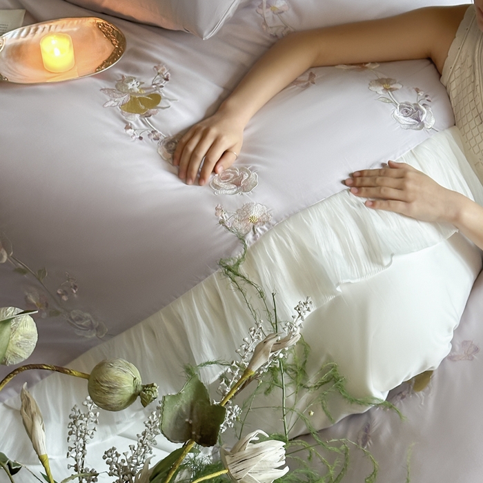 91家纺网 家纺一手货源 找家纺 树下 2026新款100支50S双股 刺绣A类高支高密贡缎长绒棉四件套-花信 花信紫