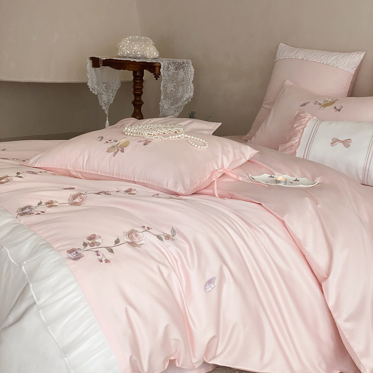 91家纺网 家纺一手货源 找家纺 树下 2026新款100支50S双股 刺绣A类高支高密贡缎长绒棉四件套-花信 花信粉