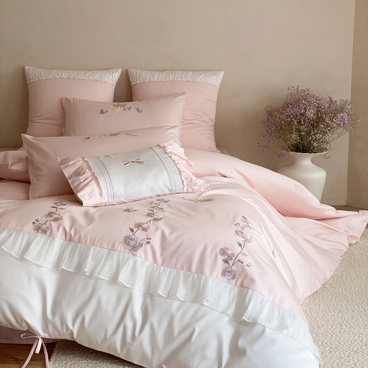 91家纺网 家纺一手货源 找家纺 树下 2026新款100支50S双股 刺绣A类高支高密贡缎长绒棉四件套-花信 花信粉