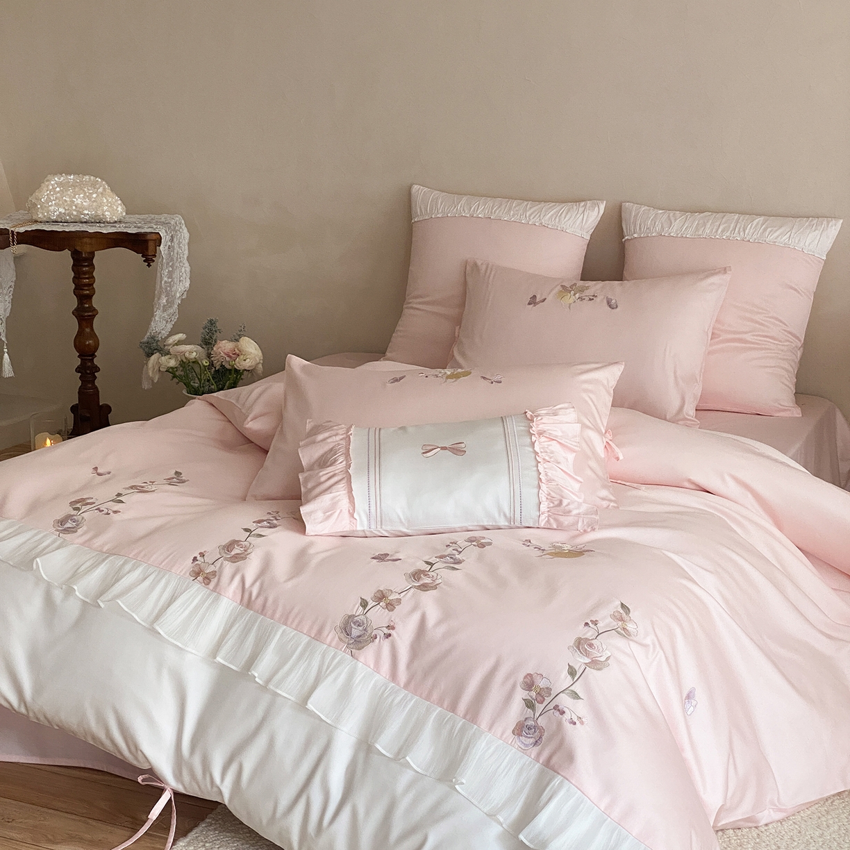 91家纺网 家纺一手货源 找家纺 树下 2026新款100支50S双股 刺绣A类高支高密贡缎长绒棉四件套-花信 花信粉