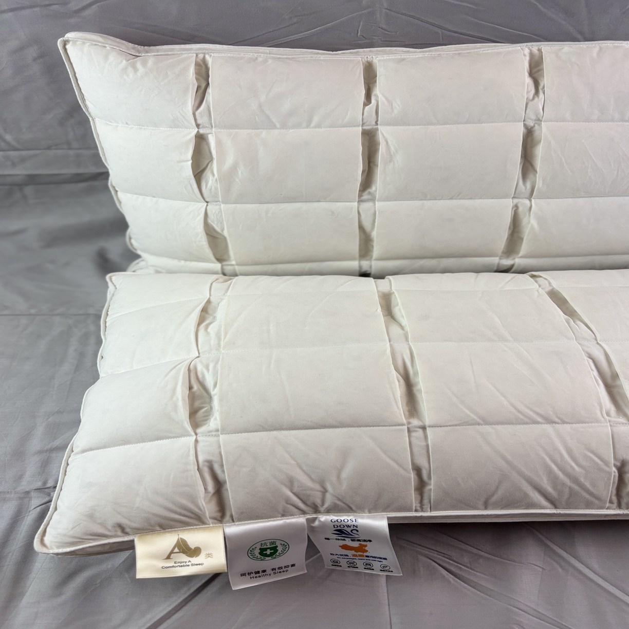 91家纺网 家纺一手货源 找家纺 （总）安力森/诚臻酒店用品 2026新款小满家族白鹅绒羽绒枕头护颈产品研发科技枕头枕芯