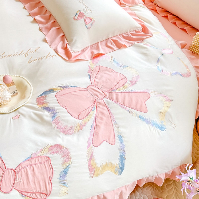 91家纺网 家纺一手货源 找家纺 绒棉世家 2026新款水洗棉贴布绣专版四件套 邂逅蝴蝶结粉