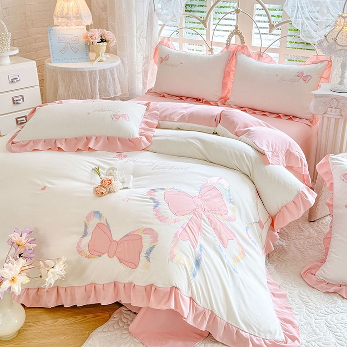 91家纺网 家纺一手货源 找家纺 绒棉世家 2026新款水洗棉贴布绣专版四件套 邂逅蝴蝶结粉